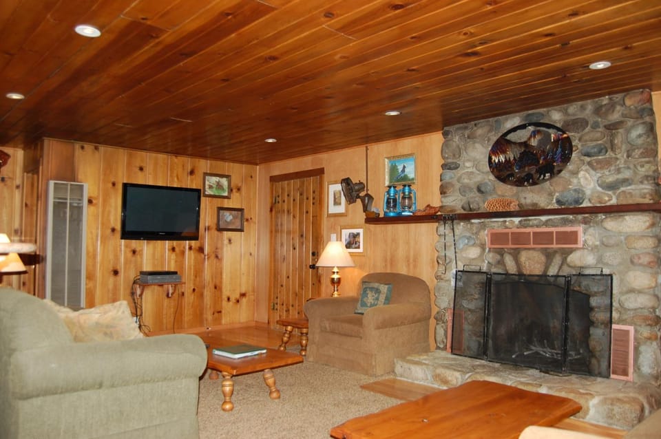 TV and multimedia, Living room, Seating area, Evening entertainment, flat iron