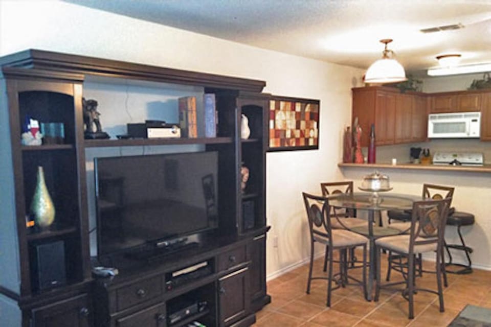 TV and multimedia, Living room, Seating area, Dining area