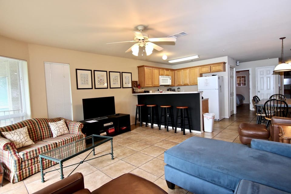 TV and multimedia, Living room, Seating area, Dining area