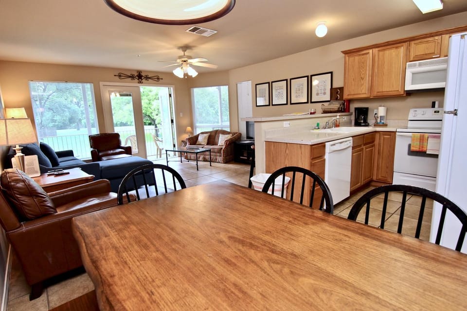 Kitchen or kitchenette, Living room, Seating area, Dining area
