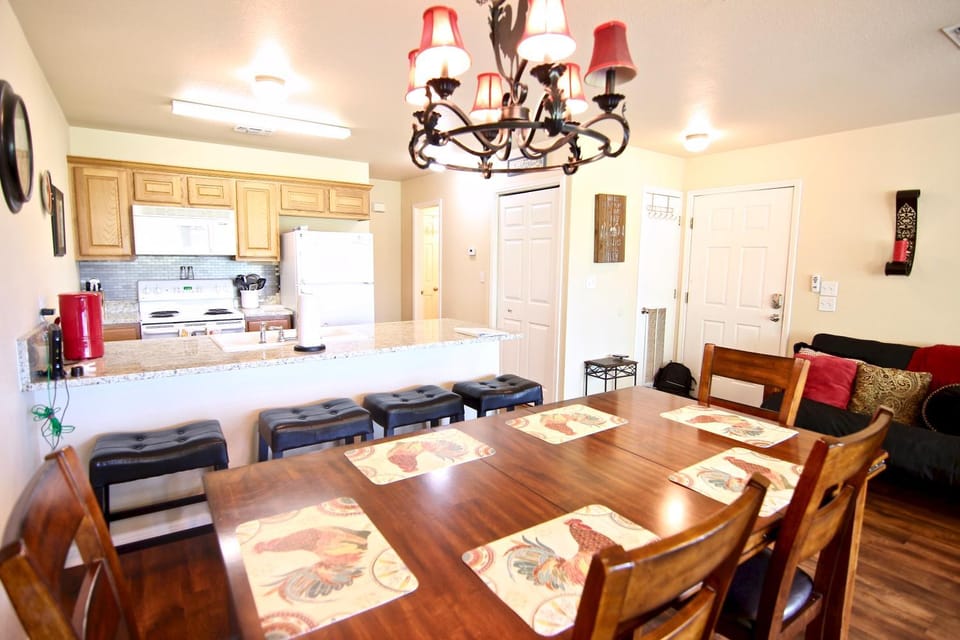 Kitchen or kitchenette, Dining area