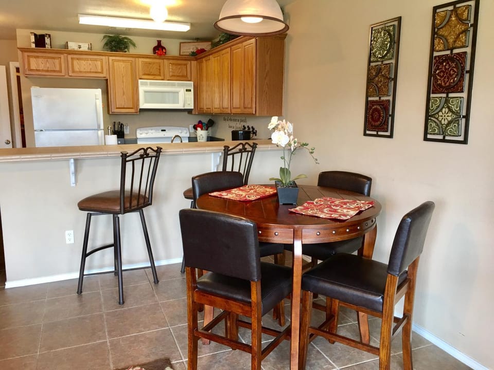 Kitchen or kitchenette, Dining area