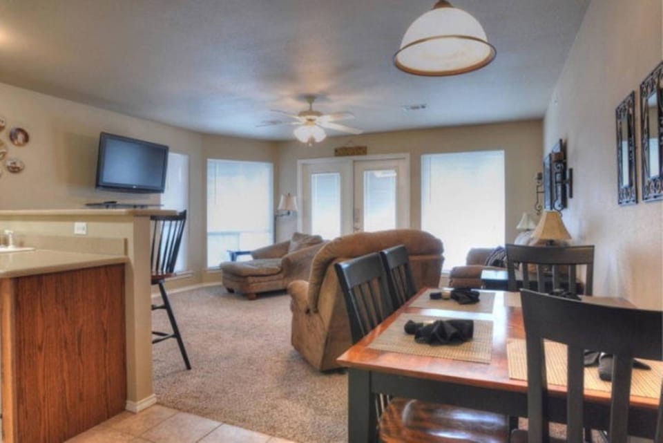 Kitchen or kitchenette, Living room, Seating area, Dining area