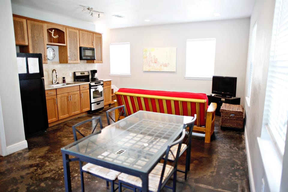 Kitchen or kitchenette, Living room, Seating area, Dining area