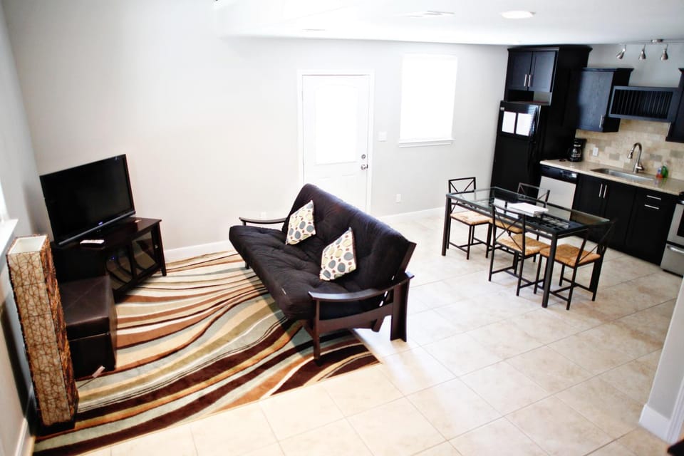 Kitchen or kitchenette, Living room, Seating area, Dining area