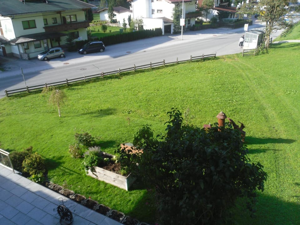 Day, Neighbourhood, Natural landscape, Garden, Balcony/Terrace, Autumn, On site
