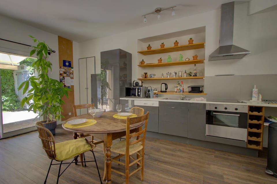 Kitchen or kitchenette, Dining area