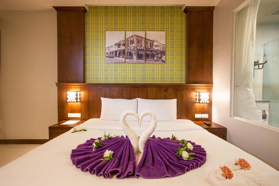 Bed, Photo of the whole room, Bedroom, towels