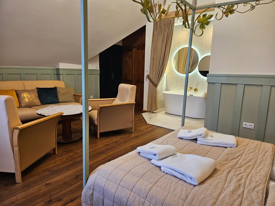 Bed, Living room, Photo of the whole room, Seating area, Bedroom, towels
