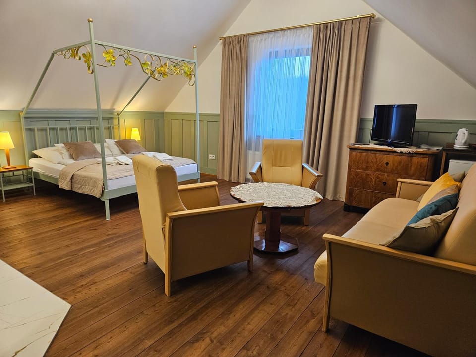 Coffee/tea facilities, Photo of the whole room, Seating area, Bedroom