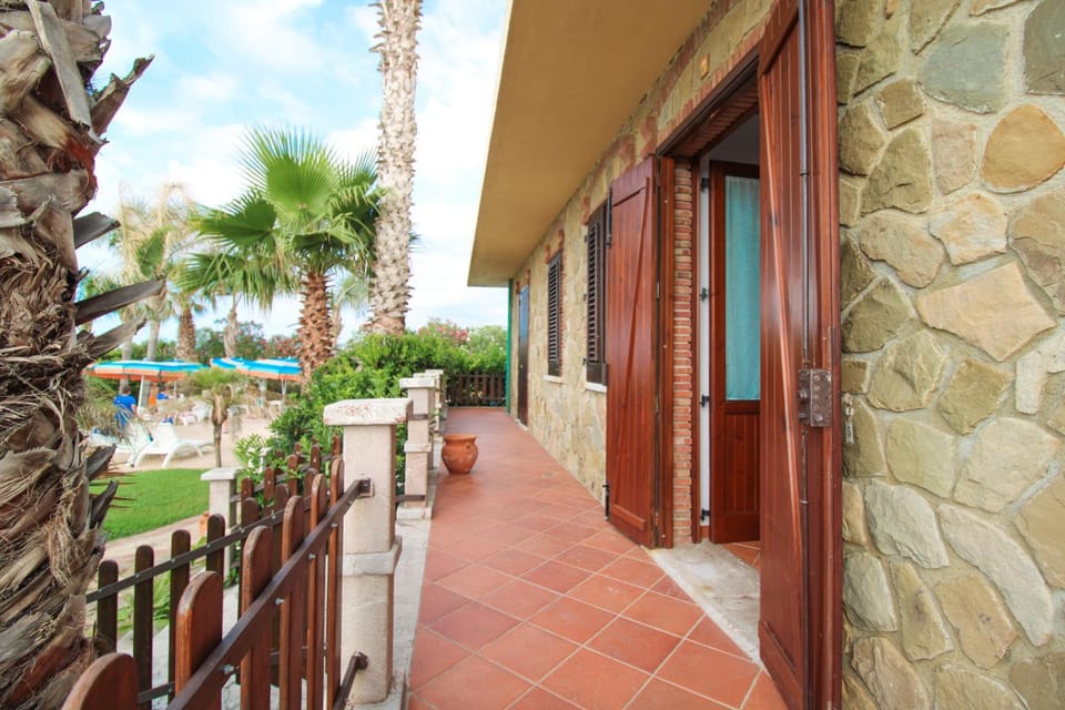 Patio, Facade/entrance