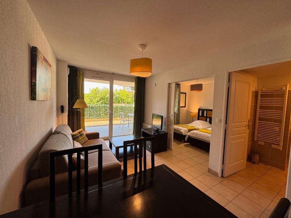 Bed, TV and multimedia, Living room, Seating area, Bedroom