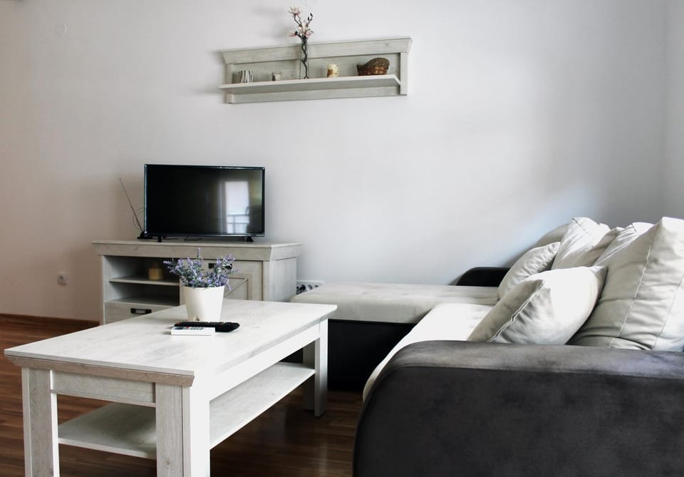 TV and multimedia, Living room, Seating area, Dining area, air conditioner