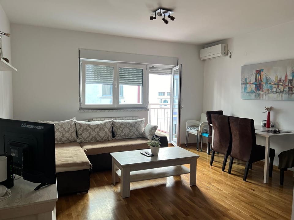TV and multimedia, Living room, Seating area, Dining area, air conditioner