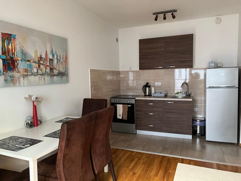 Coffee/tea facilities, Kitchen or kitchenette, Dining area, oven, kitchen