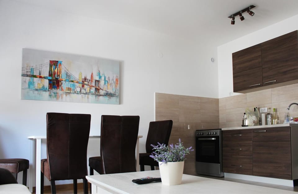 Coffee/tea facilities, Kitchen or kitchenette, Living room, Seating area, Dining area