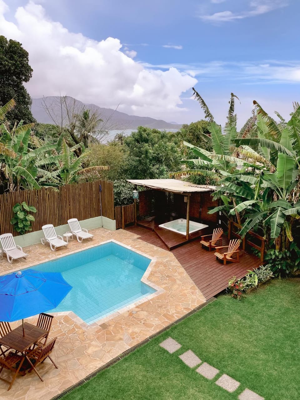 View (from property/room), Garden view, Swimming pool