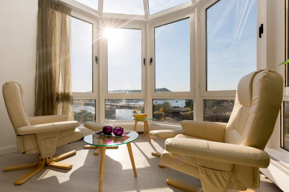 View (from property/room), Living room, Seating area, City view, Landmark view, Mountain view, River view