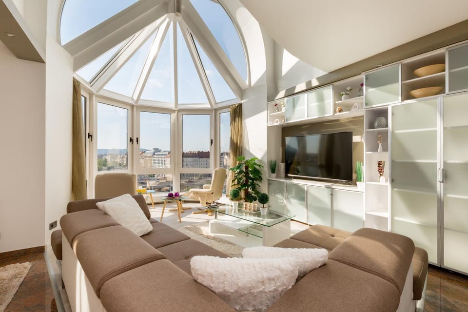 TV and multimedia, View (from property/room), Living room, Seating area, City view, Landmark view