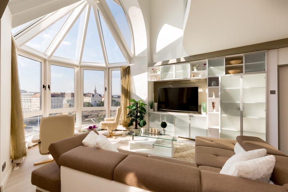 TV and multimedia, View (from property/room), Living room, Seating area, City view, Landmark view, Street view