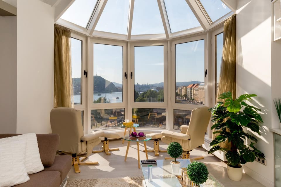 View (from property/room), Living room, Seating area, City view, Mountain view, River view, Street view