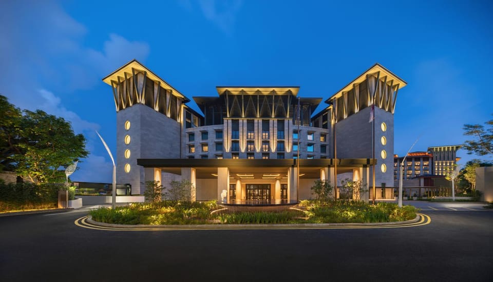 Property building, Facade/entrance, Night