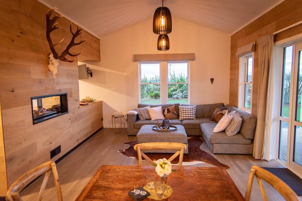 Lounge or bar, Seating area, Dining area, fireplace