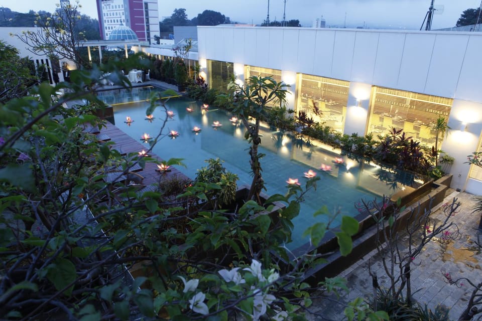 Night, Pool view