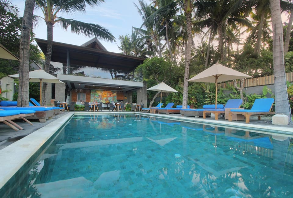 Restaurant/places to eat, View (from property/room), Swimming pool, sunbed