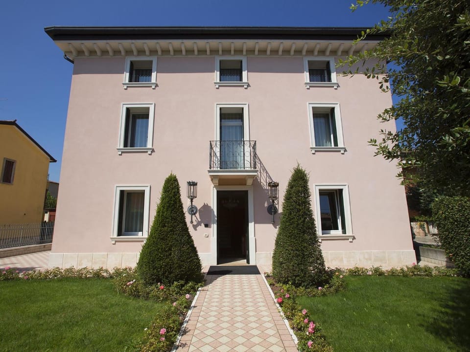 Facade/entrance, Facade/entrance, Decorative detail