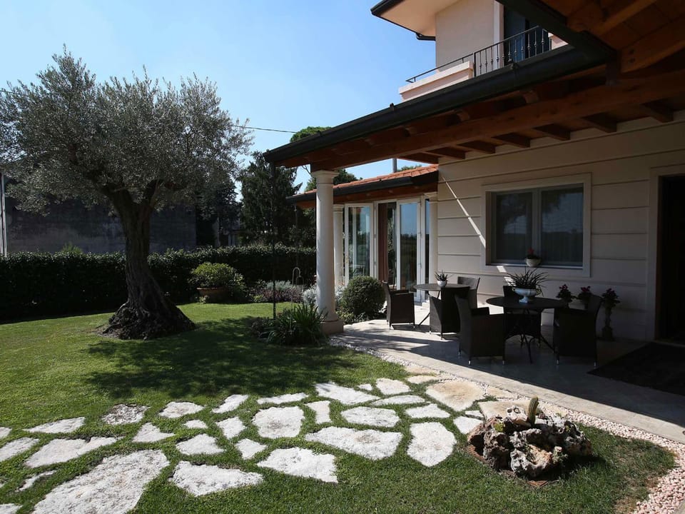 Facade/entrance, Garden, Decorative detail