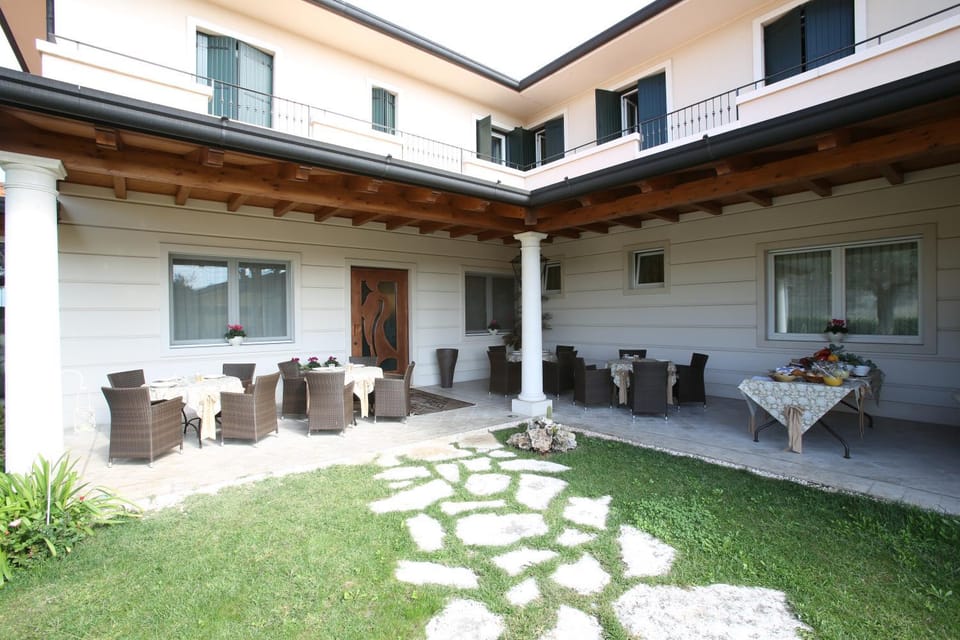 Property building, Garden, Balcony/Terrace, Garden view