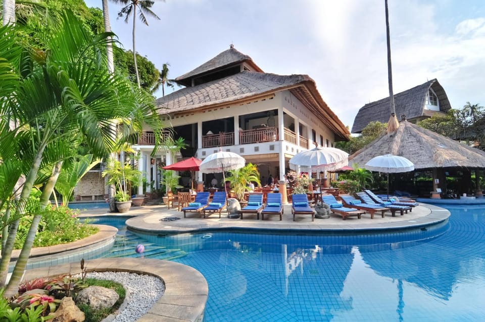 Pool view, Swimming pool, sunbed
