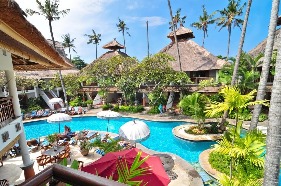 Pool view, Swimming pool, sunbed