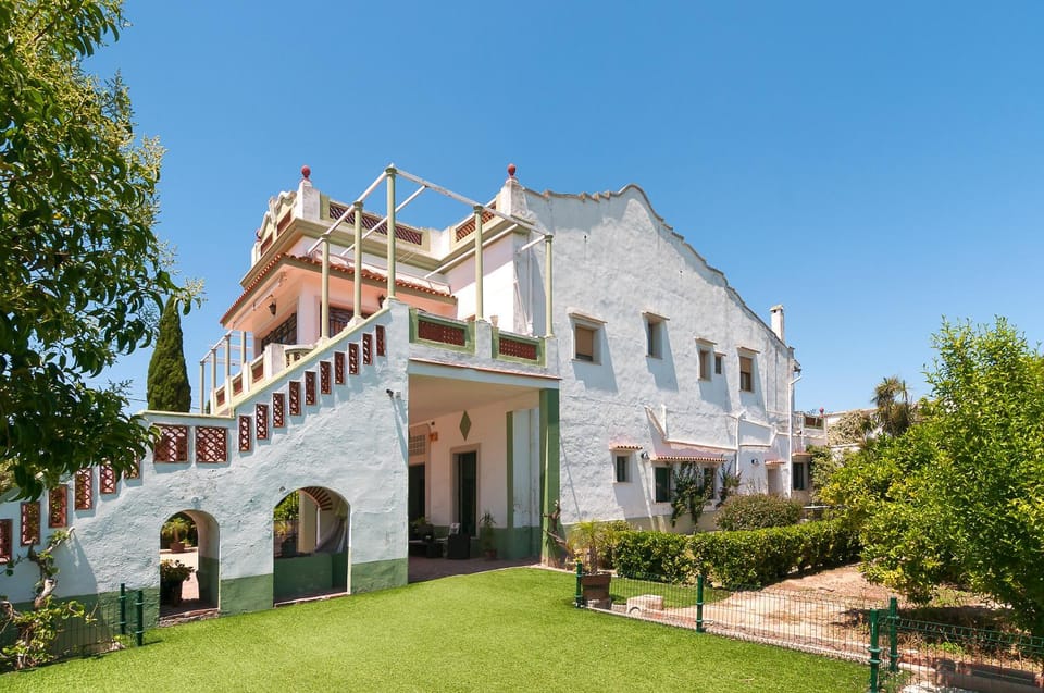 Property building, Spring, Day, Garden, Garden view, Landmark view