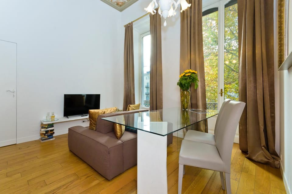 TV and multimedia, Living room, Seating area, Dining area