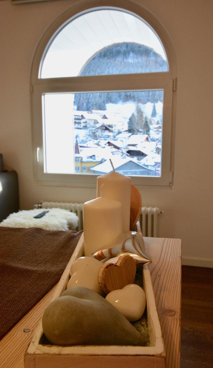 Decorative detail, Mountain view