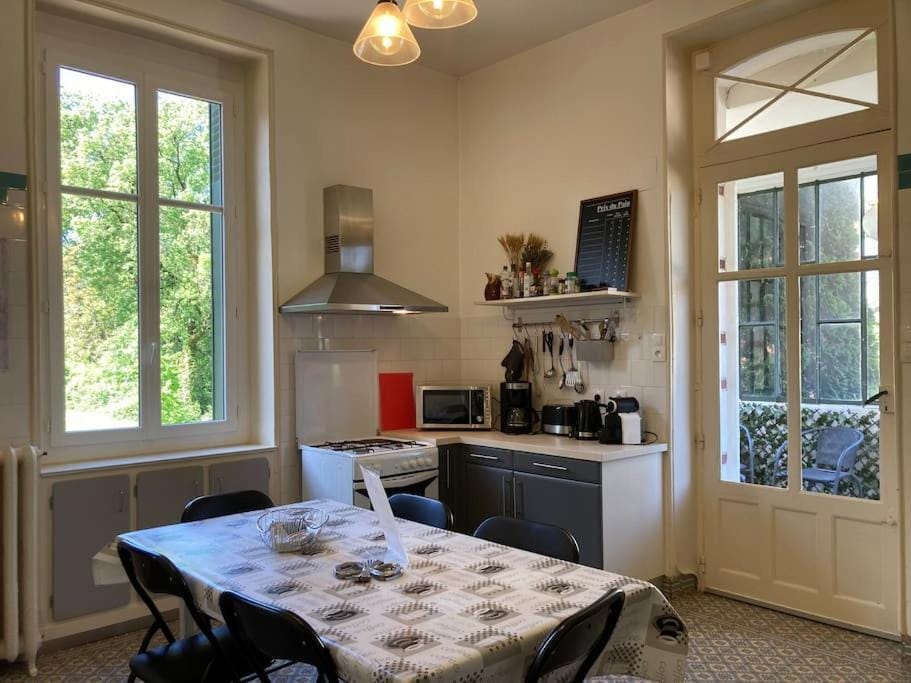 Coffee/tea facilities, Kitchen or kitchenette, oven, stove, toaster