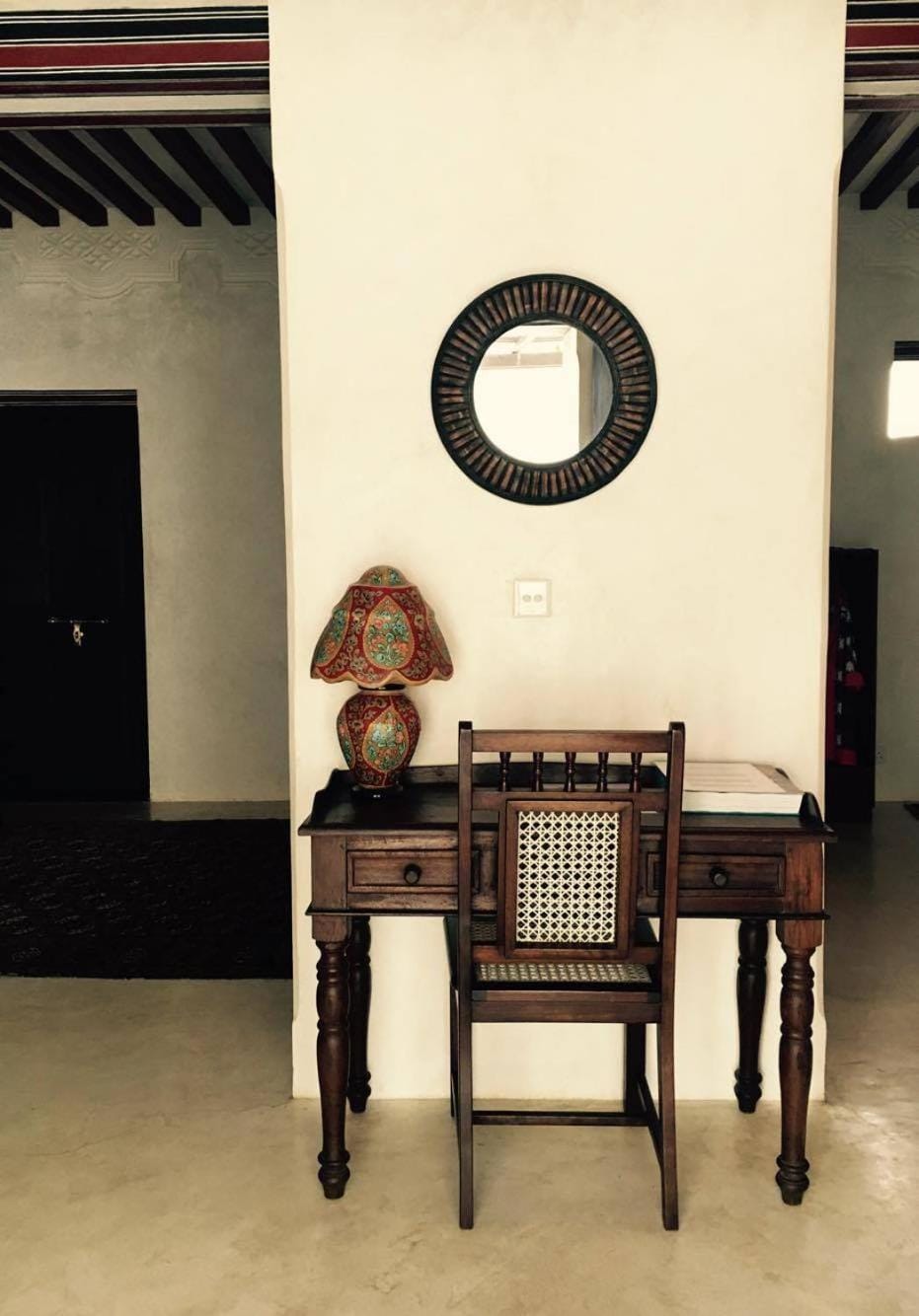 Photo of the whole room, Decorative detail