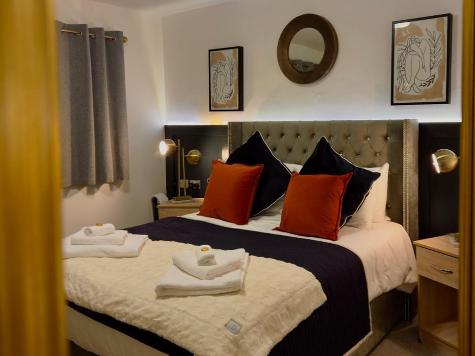 Bed, Photo of the whole room, Bedroom, towels