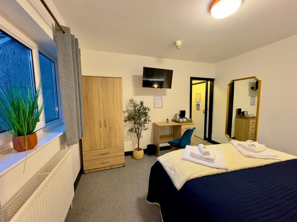 Bed, TV and multimedia, Photo of the whole room, Bedroom, wardrobe