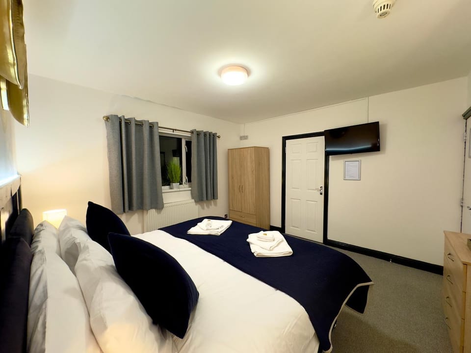 TV and multimedia, Photo of the whole room, Bedroom, towels, wardrobe