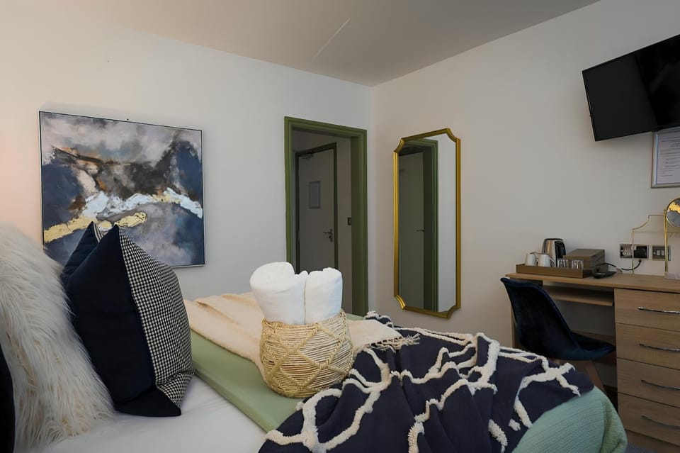 Bed, TV and multimedia, Photo of the whole room, Bedroom, towels