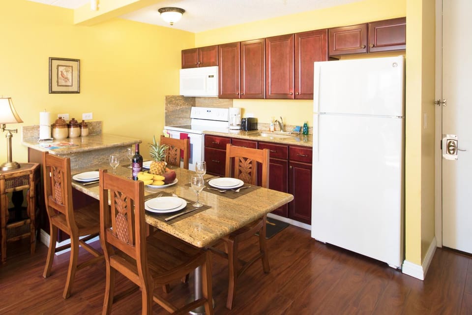 Coffee/tea facilities, Kitchen or kitchenette, Dining area
