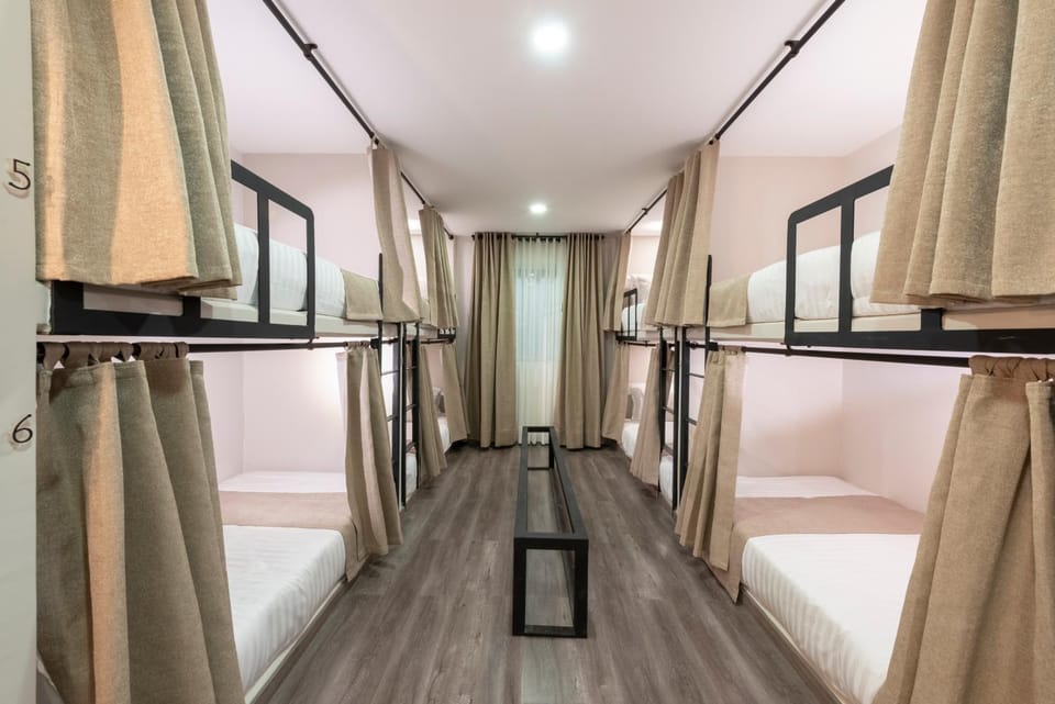 Photo of the whole room, Decorative detail, bunk bed