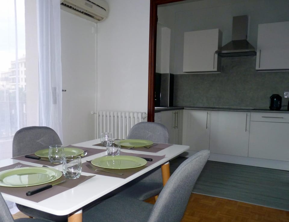 Coffee/tea facilities, Kitchen or kitchenette, Dining area