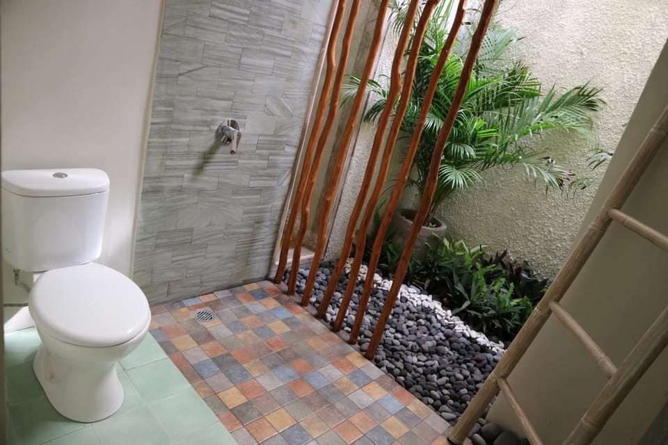 Shower, Toilet