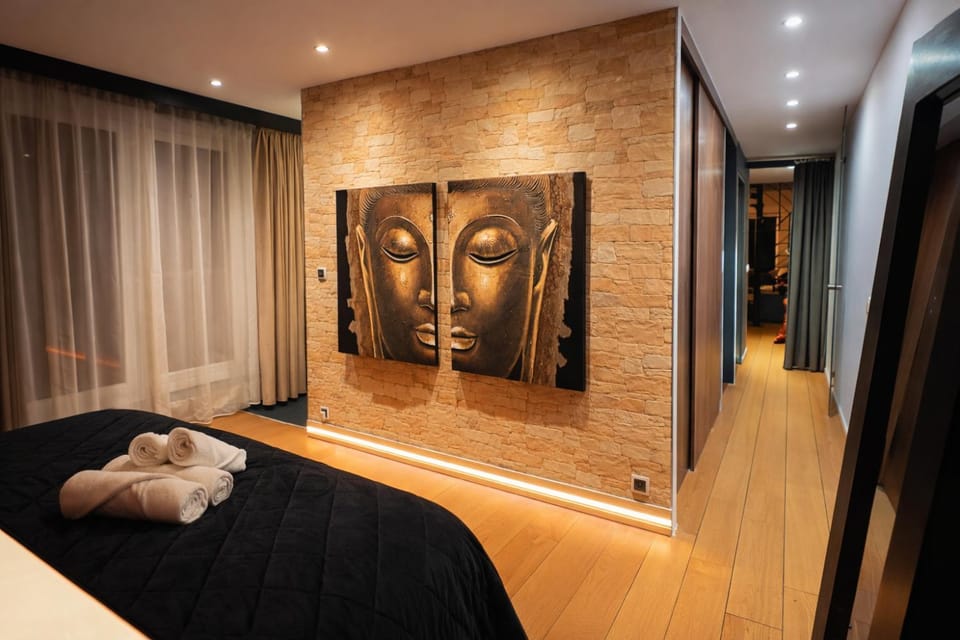 Bed, Photo of the whole room, Decorative detail, Bedroom