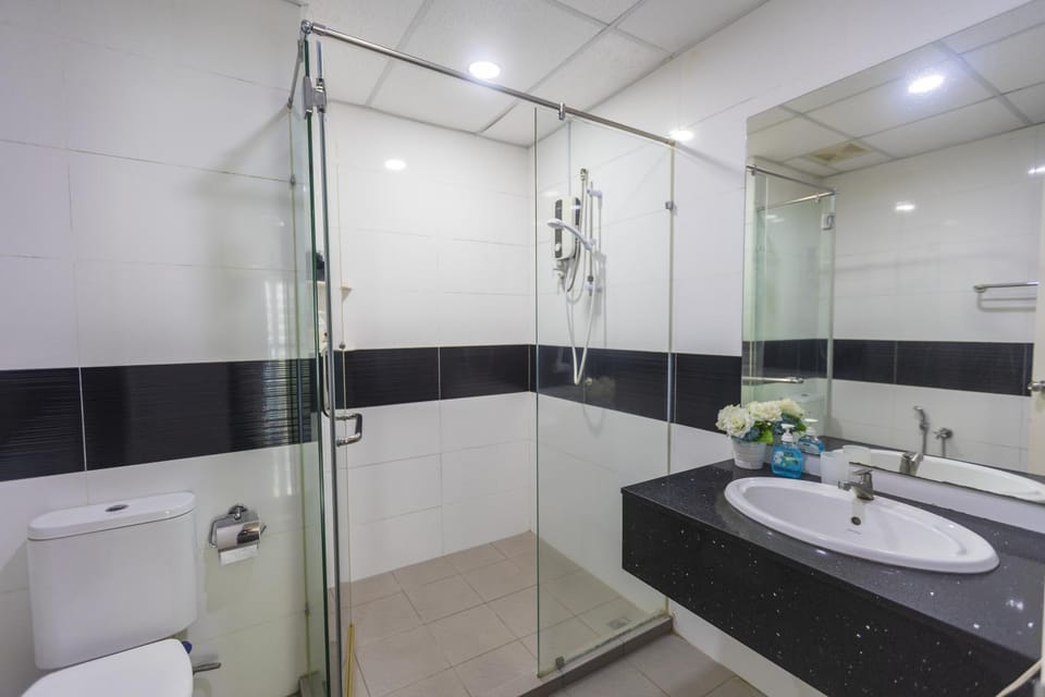 Shower, Toilet, Bathroom, towels