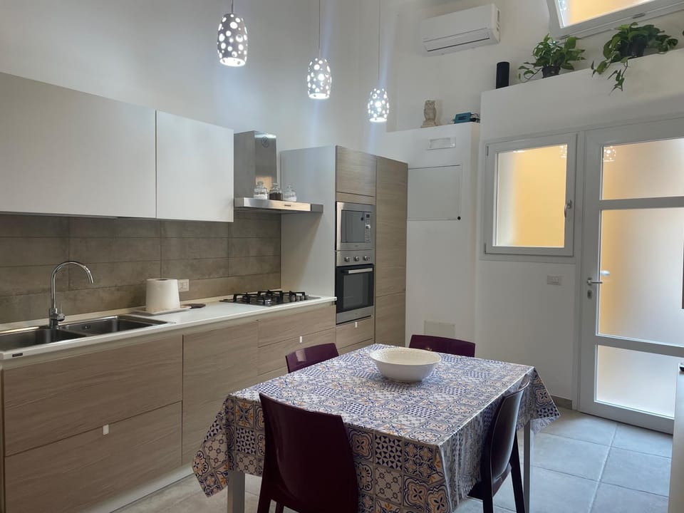 Kitchen or kitchenette, Dining area, stove